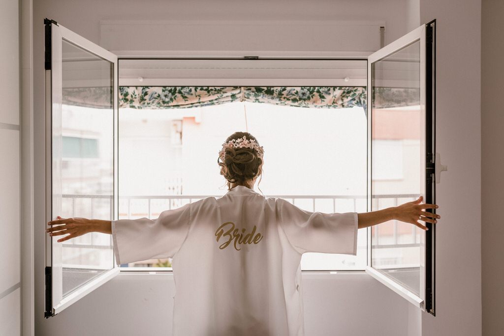 Novia en ventana